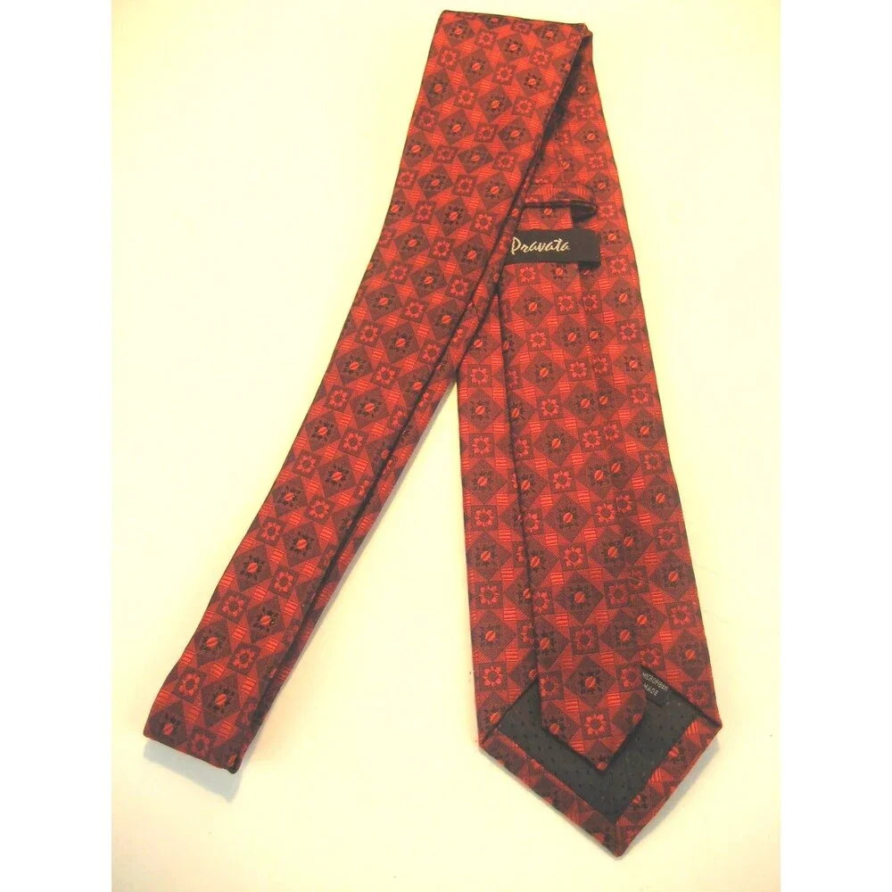 NWOT Pravata 100% Microfibre Geometric  Design Necktie